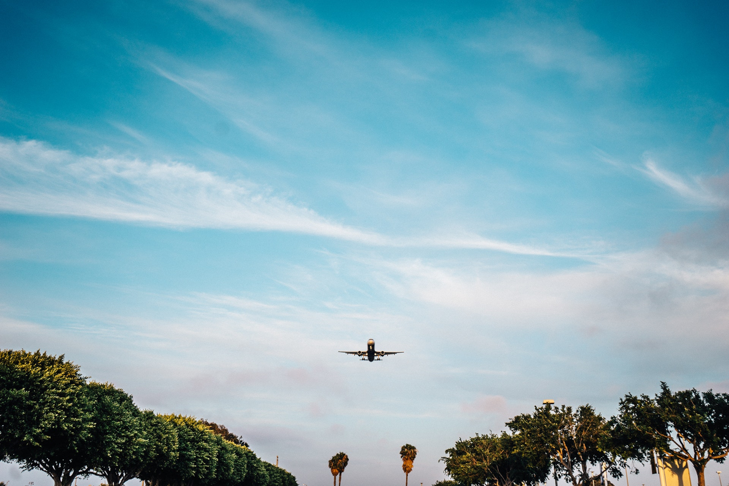 airplane-flying-landing-6511