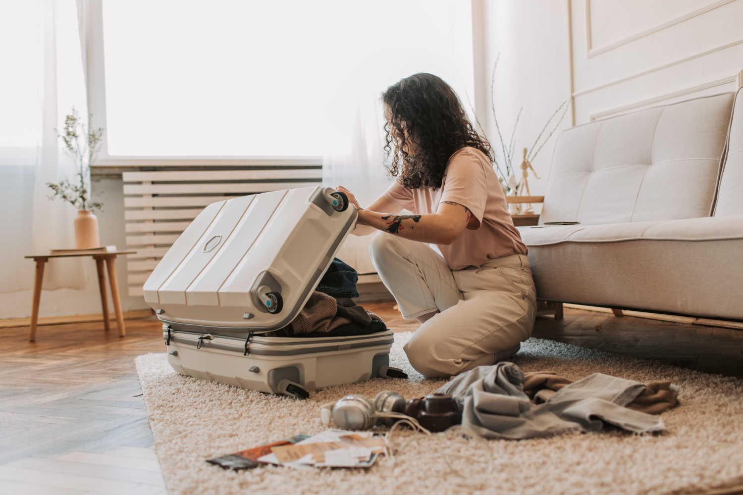 girl-packing-pexels-vlada-karpovich-7365452